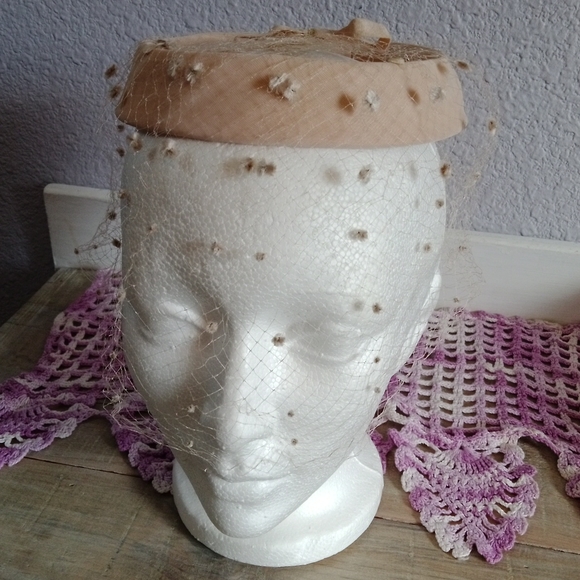 1950s Vintage Bumper with Netting Beige Hat - Picture 1 of 7
